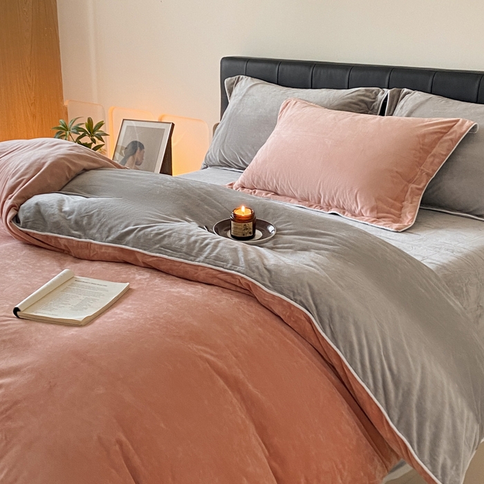 91家纺网 家纺一手货源 找家纺 ONE TWO ONE 121 【婴儿绒四件套】2025新款毛毯被子四件套单件床单被套床笠珊瑚绒牛奶绒冬被法兰绒兔毛绒滚绳款 双拼款-橘粉浅灰