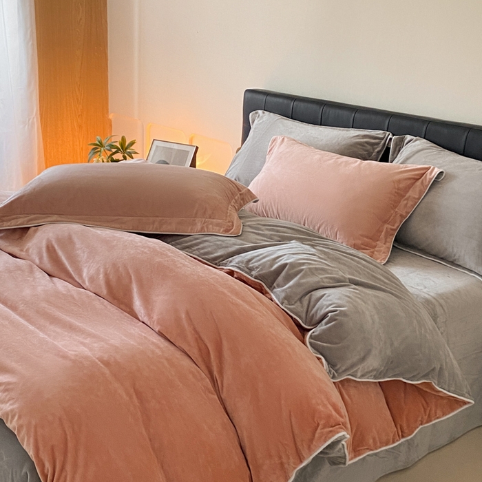 91家纺网 家纺一手货源 找家纺 ONE TWO ONE 121 【婴儿绒四件套】2025新款毛毯被子四件套单件床单被套床笠珊瑚绒牛奶绒冬被法兰绒兔毛绒滚绳款 双拼款-橘粉浅灰