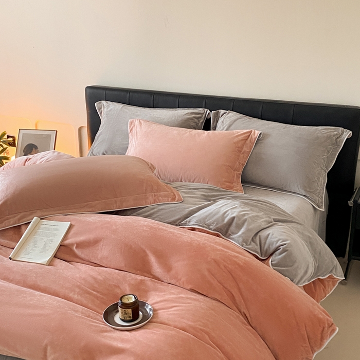 91家纺网 家纺一手货源 找家纺 ONE TWO ONE 121 【婴儿绒四件套】2025新款毛毯被子四件套单件床单被套床笠珊瑚绒牛奶绒冬被法兰绒兔毛绒滚绳款 双拼款-橘粉浅灰