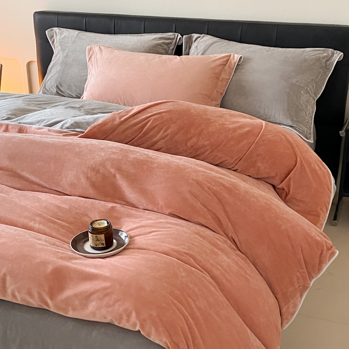 91家纺网 家纺一手货源 找家纺 ONE TWO ONE 121 【婴儿绒四件套】2025新款毛毯被子四件套单件床单被套床笠珊瑚绒牛奶绒冬被法兰绒兔毛绒滚绳款 双拼款-橘粉浅灰