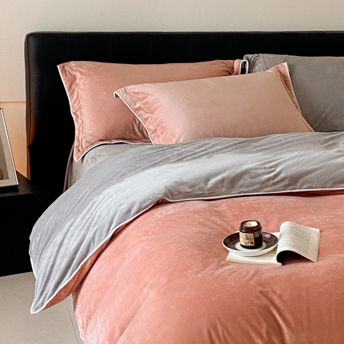 91家纺网 家纺一手货源 找家纺 ONE TWO ONE 121 【婴儿绒四件套】2025新款毛毯被子四件套单件床单被套床笠珊瑚绒牛奶绒冬被法兰绒兔毛绒滚绳款 双拼款-橘粉浅灰