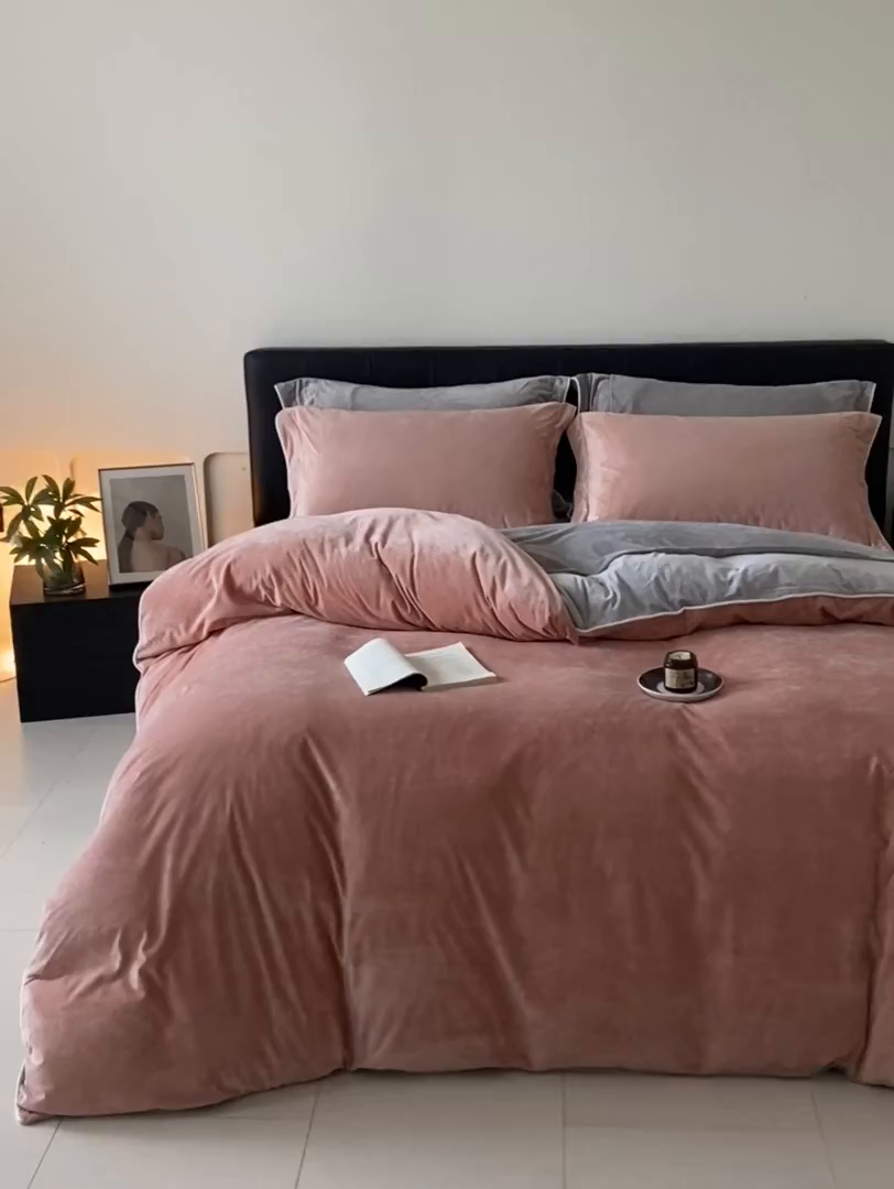 91家纺网 家纺一手货源 找家纺 ONE TWO ONE 121 【婴儿绒四件套】2025新款毛毯被子四件套单件床单被套床笠珊瑚绒牛奶绒冬被法兰绒兔毛绒滚绳款 双拼款-橘粉浅灰