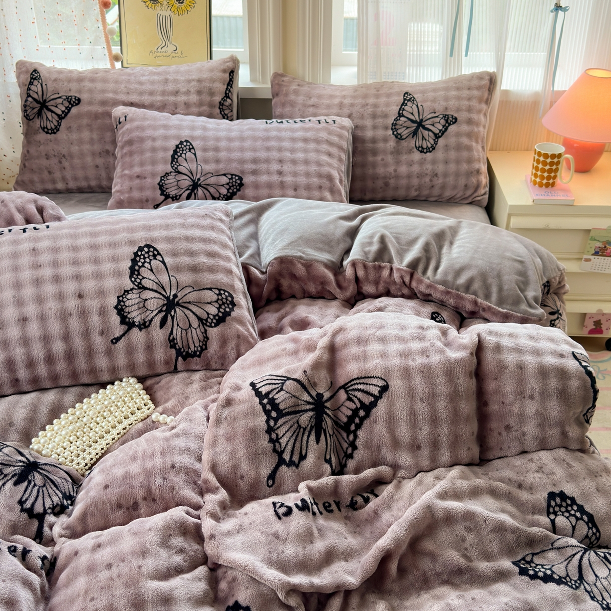 91家纺网 家纺一手货源 找家纺 德比尔斯 2025新款泡泡牛奶绒四件套 花娇百媚