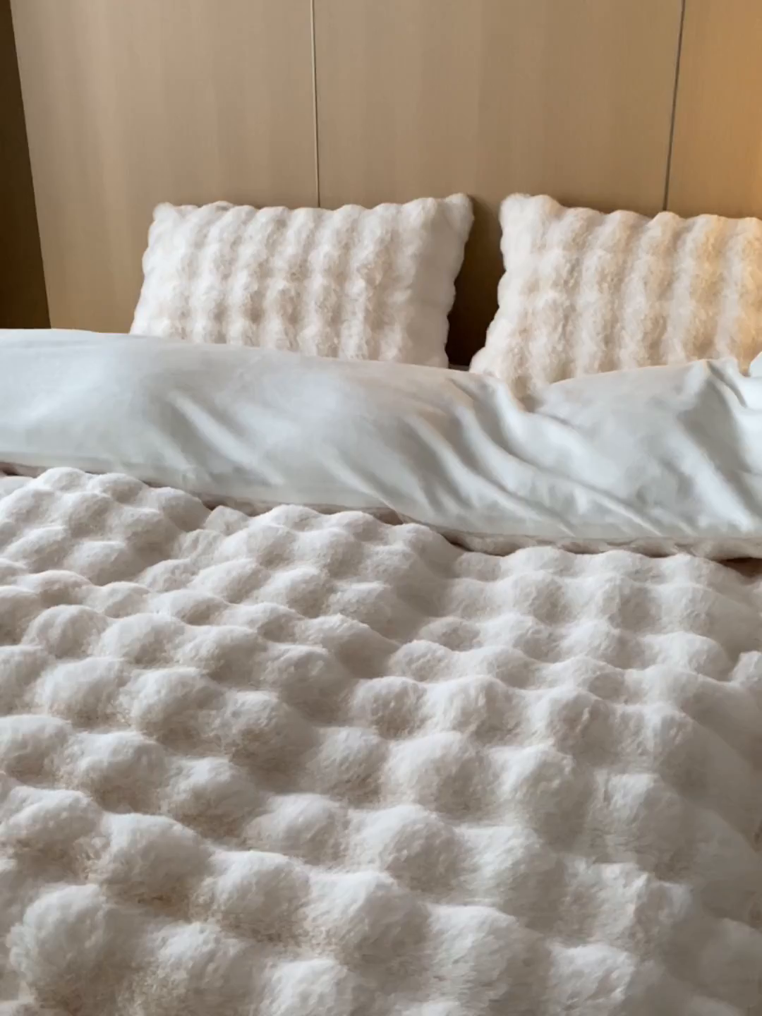 91家纺网 家纺一手货源 找家纺 （总）眠博士 2025新款兔兔牛奶绒加厚保暖四件套