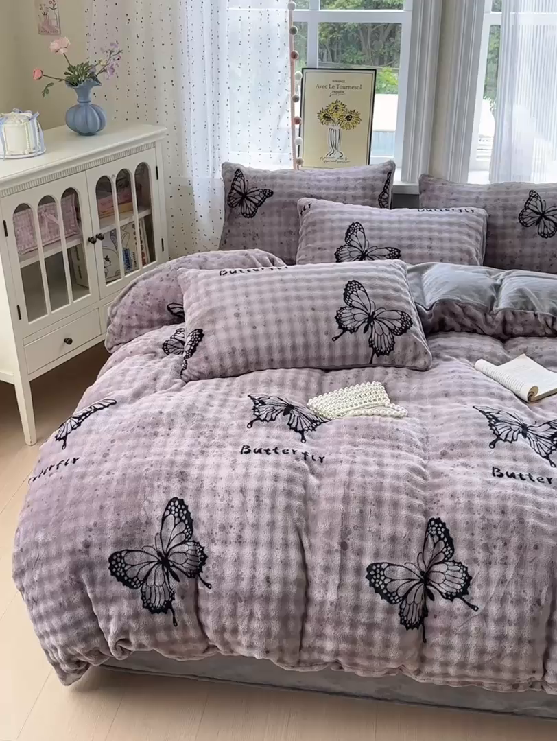 91家纺网 家纺一手货源 找家纺 德比尔斯 2025新款泡泡牛奶绒四件套 花娇百媚