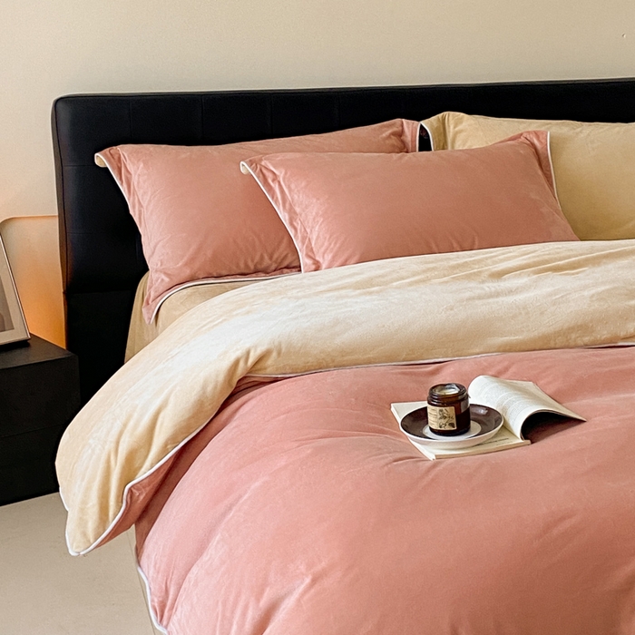 91家纺网 家纺一手货源 找家纺 ONE TWO ONE 121 【婴儿绒四件套】2025新款毛毯被子四件套单件床单被套床笠珊瑚绒牛奶绒冬被法兰绒兔毛绒滚绳款 双拼款-橘粉乳酪