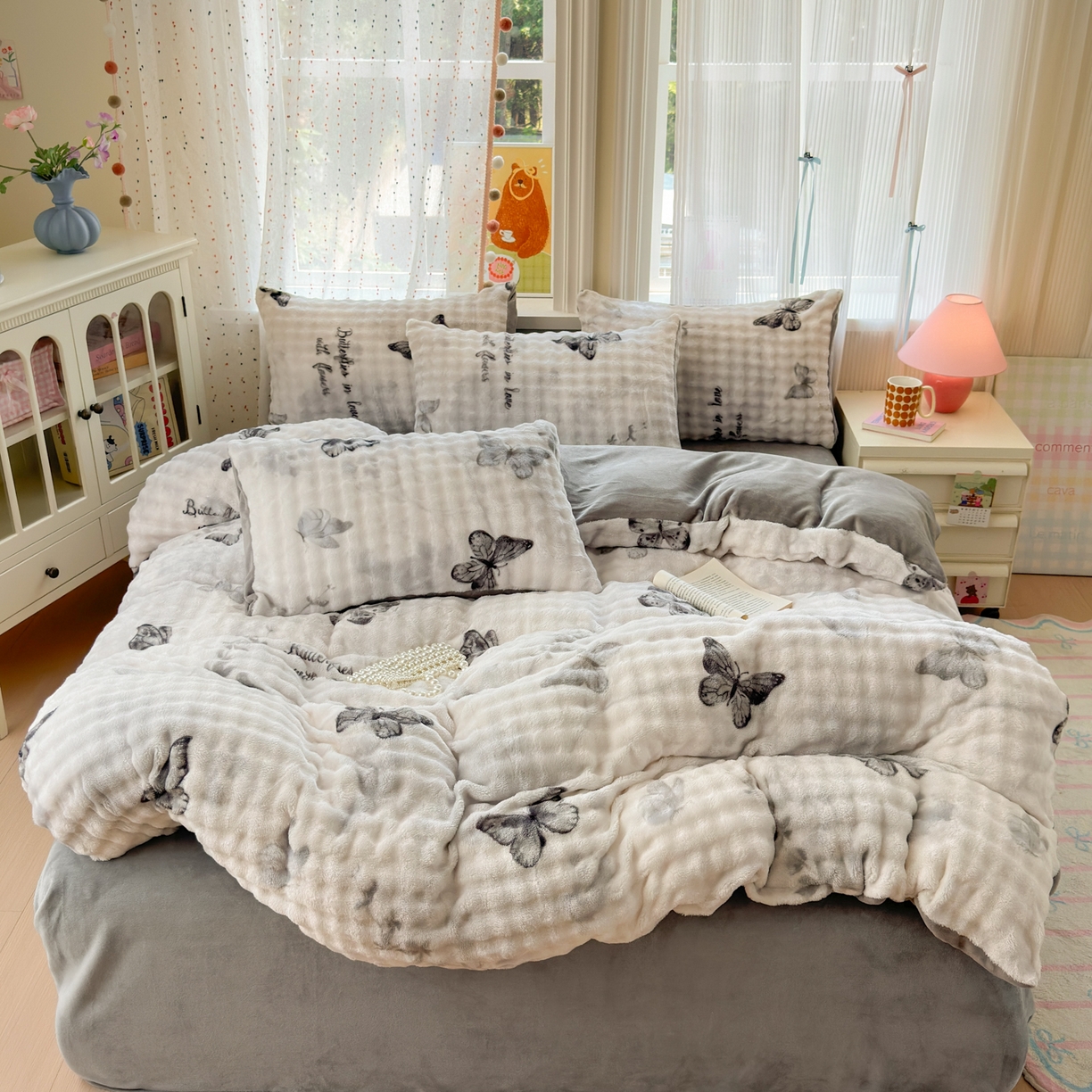 91家纺网 家纺一手货源 找家纺 德比尔斯 2025新款泡泡牛奶绒四件套 简影蝴蝶