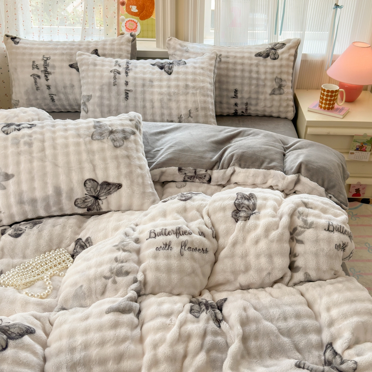 91家纺网 家纺一手货源 找家纺 德比尔斯 2025新款泡泡牛奶绒四件套 简影蝴蝶