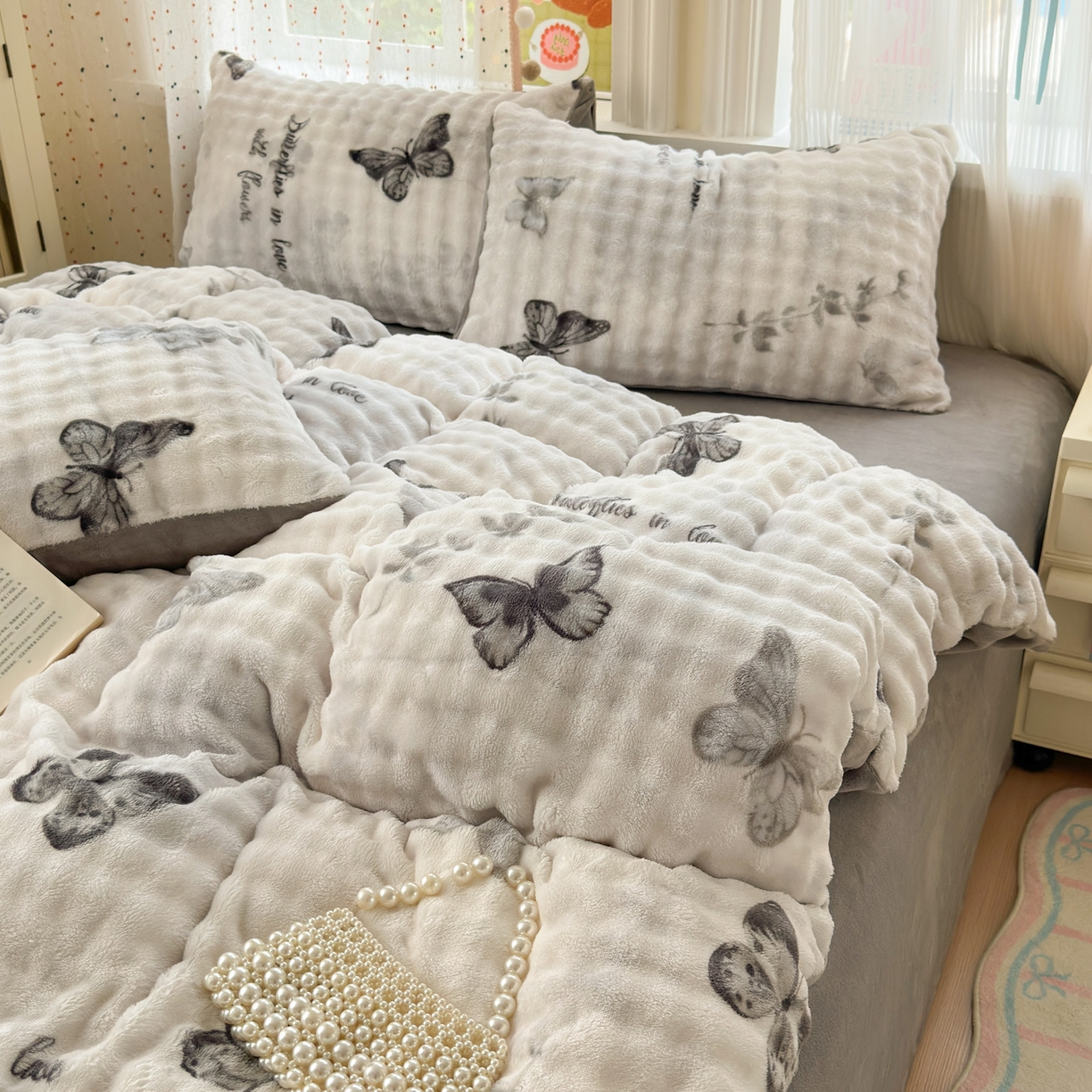 91家纺网 家纺一手货源 找家纺 德比尔斯 2025新款泡泡牛奶绒四件套 简影蝴蝶