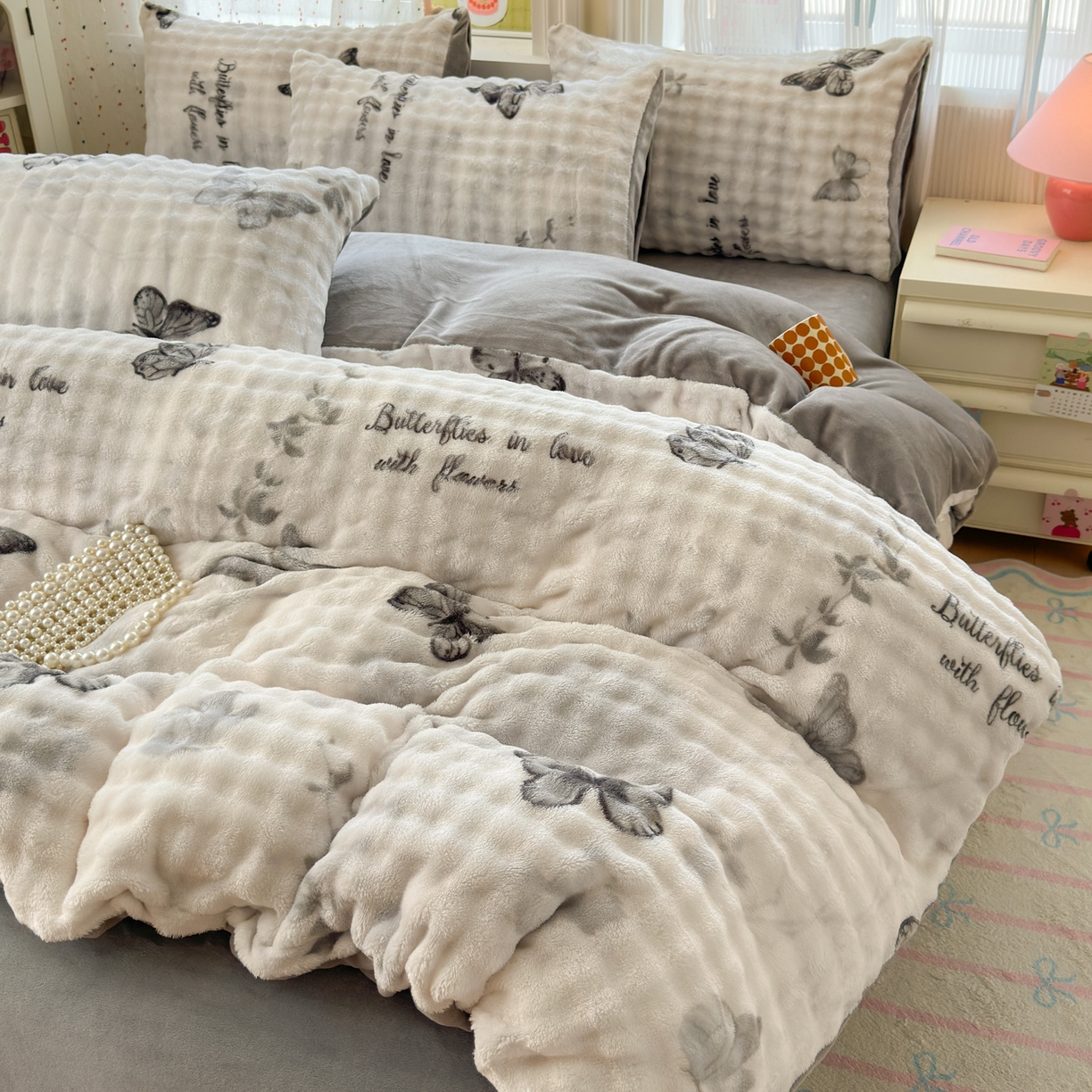 91家纺网 家纺一手货源 找家纺 德比尔斯 2025新款泡泡牛奶绒四件套 简影蝴蝶