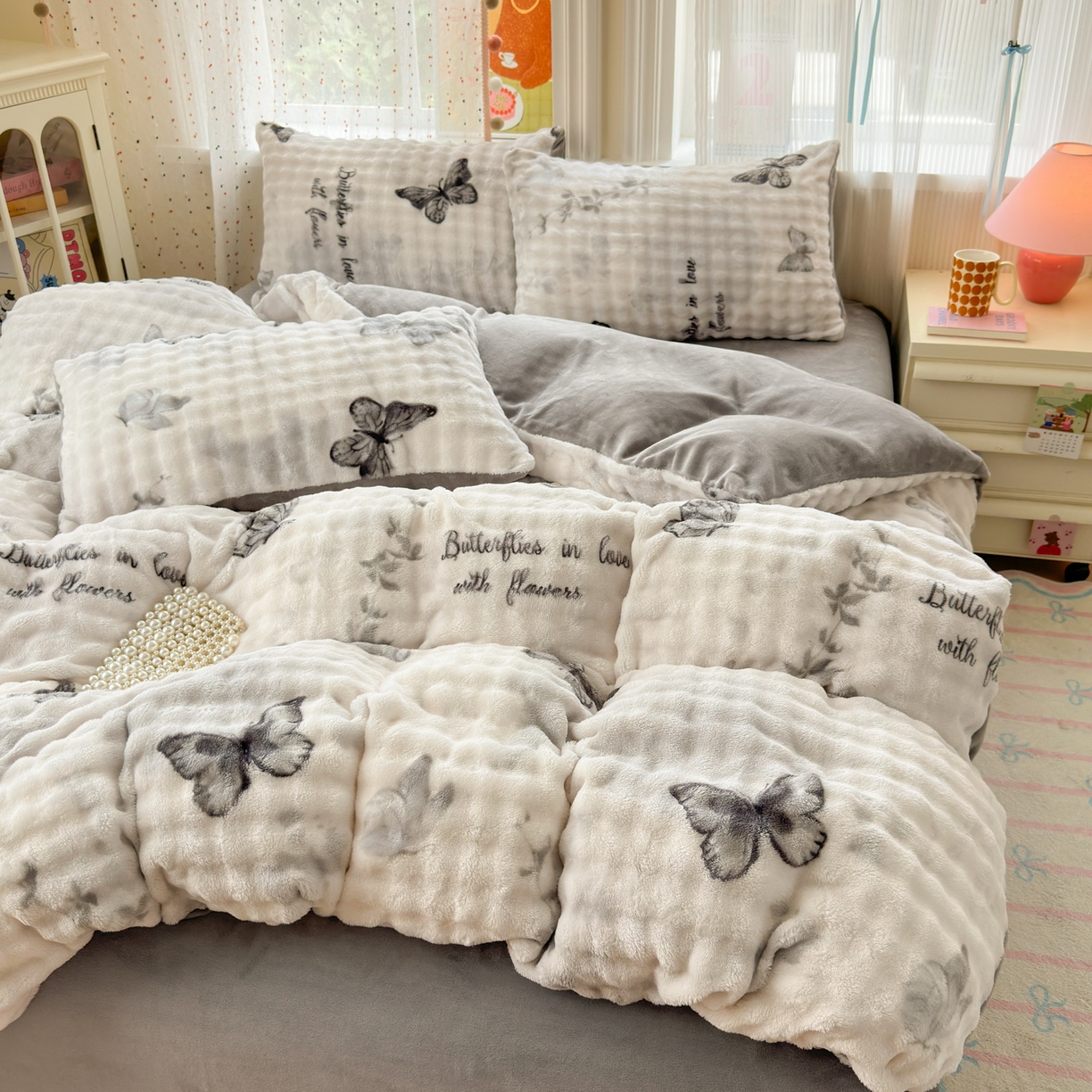 91家纺网 家纺一手货源 找家纺 德比尔斯 2025新款泡泡牛奶绒四件套 简影蝴蝶