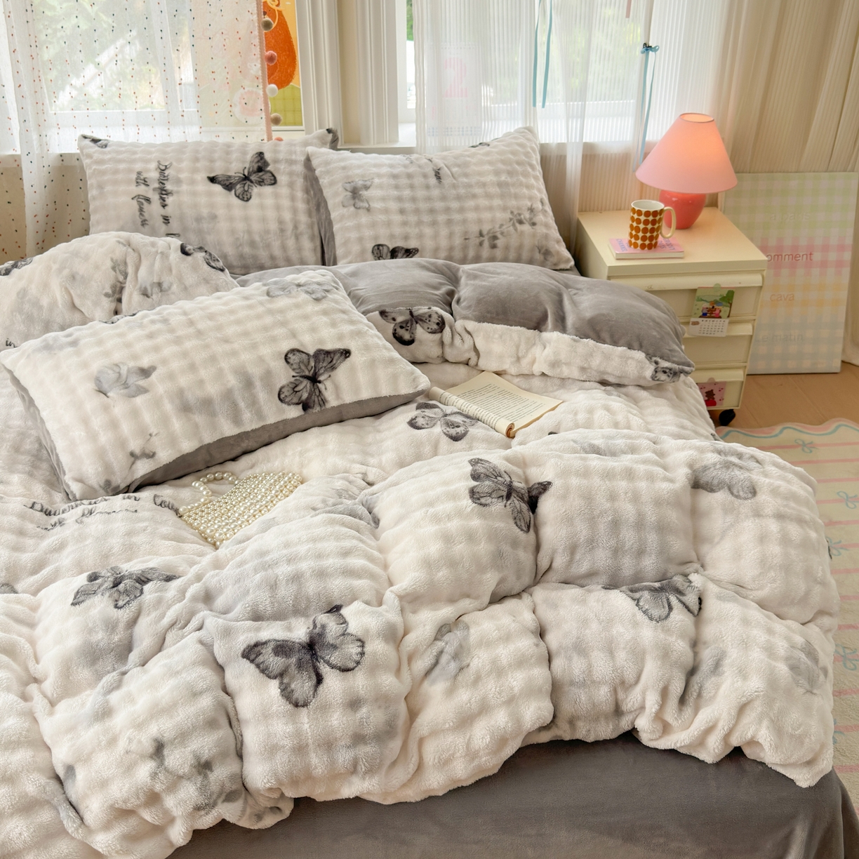 91家纺网 家纺一手货源 找家纺 德比尔斯 2025新款泡泡牛奶绒四件套 简影蝴蝶