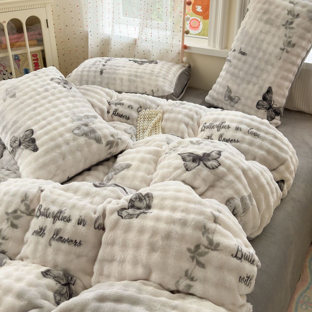 91家纺网 家纺一手货源 找家纺 德比尔斯 2025新款泡泡牛奶绒四件套 简影蝴蝶