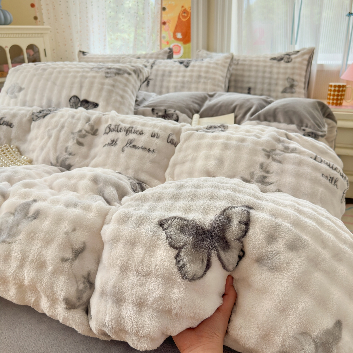 91家纺网 家纺一手货源 找家纺 德比尔斯 2025新款泡泡牛奶绒四件套 简影蝴蝶