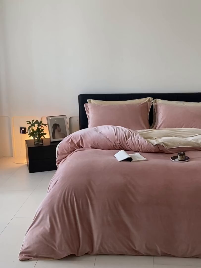 91家纺网 家纺一手货源 找家纺 ONE TWO ONE 121 【婴儿绒四件套】2025新款毛毯被子四件套单件床单被套床笠珊瑚绒牛奶绒冬被法兰绒兔毛绒滚绳款 双拼款-橘粉乳酪