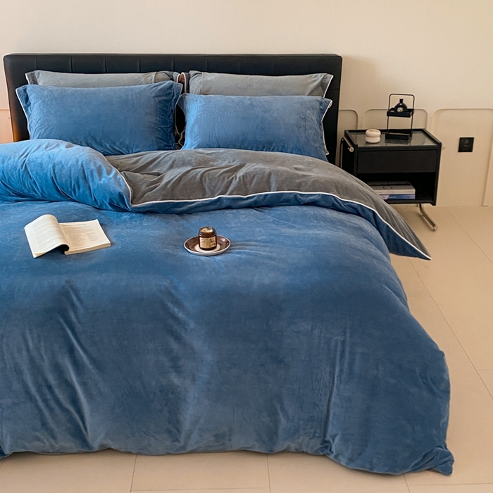 91家纺网 家纺一手货源 找家纺 ONE TWO ONE 121 【婴儿绒四件套】2025新款毛毯被子四件套单件床单被套床笠珊瑚绒牛奶绒冬被法兰绒兔毛绒滚绳款 双拼款-蓝灰