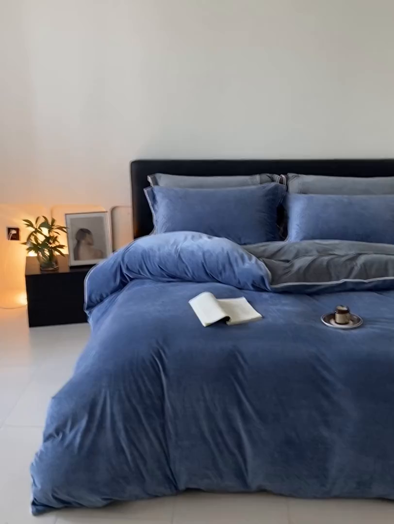 91家纺网 家纺一手货源 找家纺 ONE TWO ONE 121 【婴儿绒四件套】2025新款毛毯被子四件套单件床单被套床笠珊瑚绒牛奶绒冬被法兰绒兔毛绒滚绳款 双拼款-蓝灰