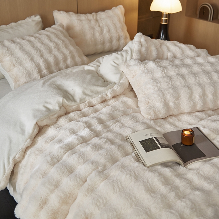 91家纺网 家纺一手货源 找家纺 眠博士 2025新款兔兔牛奶绒加厚保暖四件套 兔兔绒-泡泡白