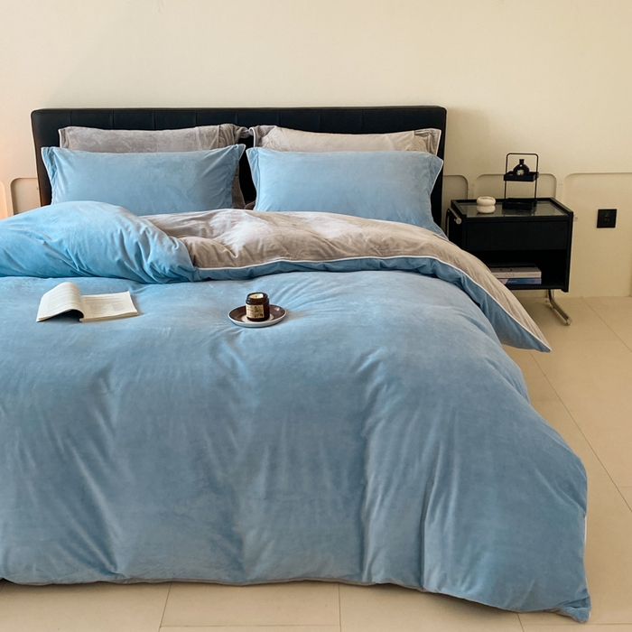 91家纺网 家纺一手货源 找家纺 ONE TWO ONE 121 【婴儿绒四件套】2025新款毛毯被子四件套单件床单被套床笠珊瑚绒牛奶绒冬被法兰绒兔毛绒滚绳款 双拼款-浅蓝银灰