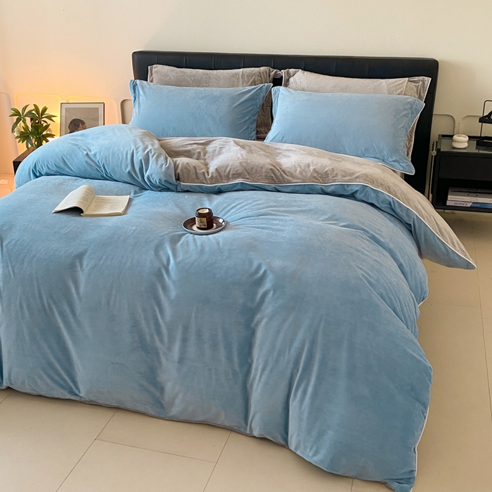 91家纺网 家纺一手货源 找家纺 ONE TWO ONE 121 【婴儿绒四件套】2025新款毛毯被子四件套单件床单被套床笠珊瑚绒牛奶绒冬被法兰绒兔毛绒滚绳款 双拼款-浅蓝银灰