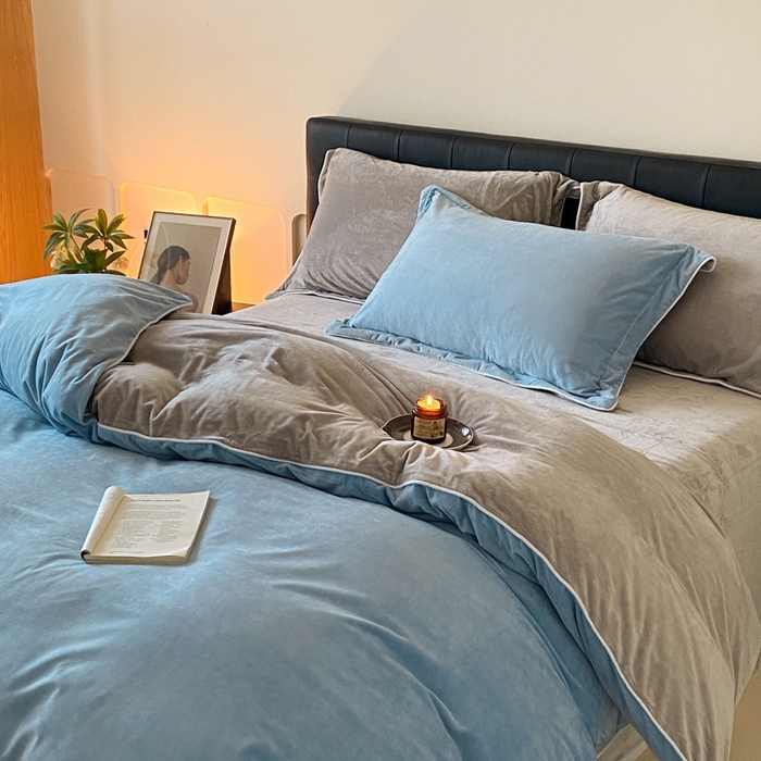 91家纺网 家纺一手货源 找家纺 ONE TWO ONE 121 【婴儿绒四件套】2025新款毛毯被子四件套单件床单被套床笠珊瑚绒牛奶绒冬被法兰绒兔毛绒滚绳款 双拼款-浅蓝银灰