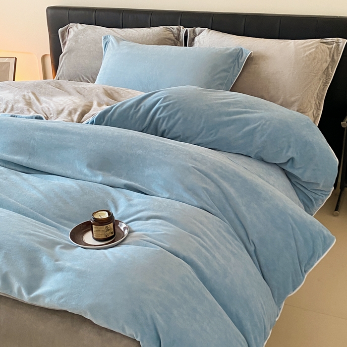 91家纺网 家纺一手货源 找家纺 ONE TWO ONE 121 【婴儿绒四件套】2025新款毛毯被子四件套单件床单被套床笠珊瑚绒牛奶绒冬被法兰绒兔毛绒滚绳款 双拼款-浅蓝银灰