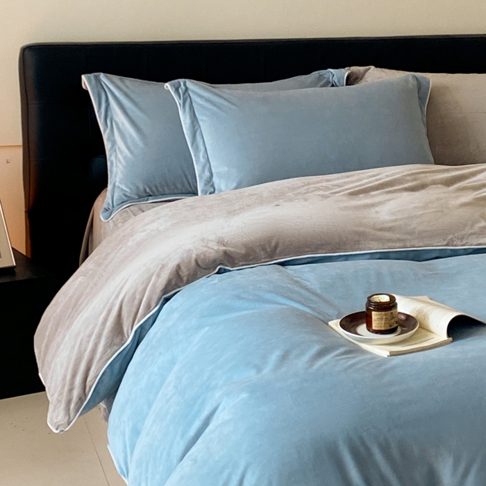 91家纺网 家纺一手货源 找家纺 ONE TWO ONE 121 【婴儿绒四件套】2025新款毛毯被子四件套单件床单被套床笠珊瑚绒牛奶绒冬被法兰绒兔毛绒滚绳款 双拼款-浅蓝银灰