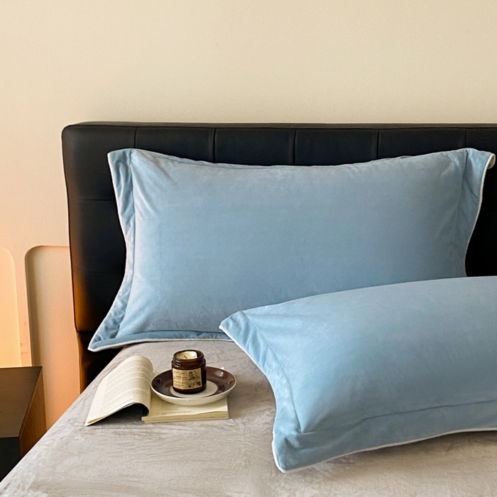 91家纺网 家纺一手货源 找家纺 ONE TWO ONE 121 【婴儿绒四件套】2025新款毛毯被子四件套单件床单被套床笠珊瑚绒牛奶绒冬被法兰绒兔毛绒滚绳款 双拼款-浅蓝银灰