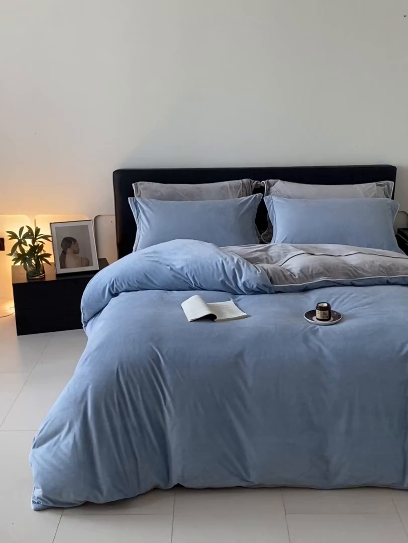 91家纺网 家纺一手货源 找家纺 ONE TWO ONE 121 【婴儿绒四件套】2025新款毛毯被子四件套单件床单被套床笠珊瑚绒牛奶绒冬被法兰绒兔毛绒滚绳款 双拼款-浅蓝银灰