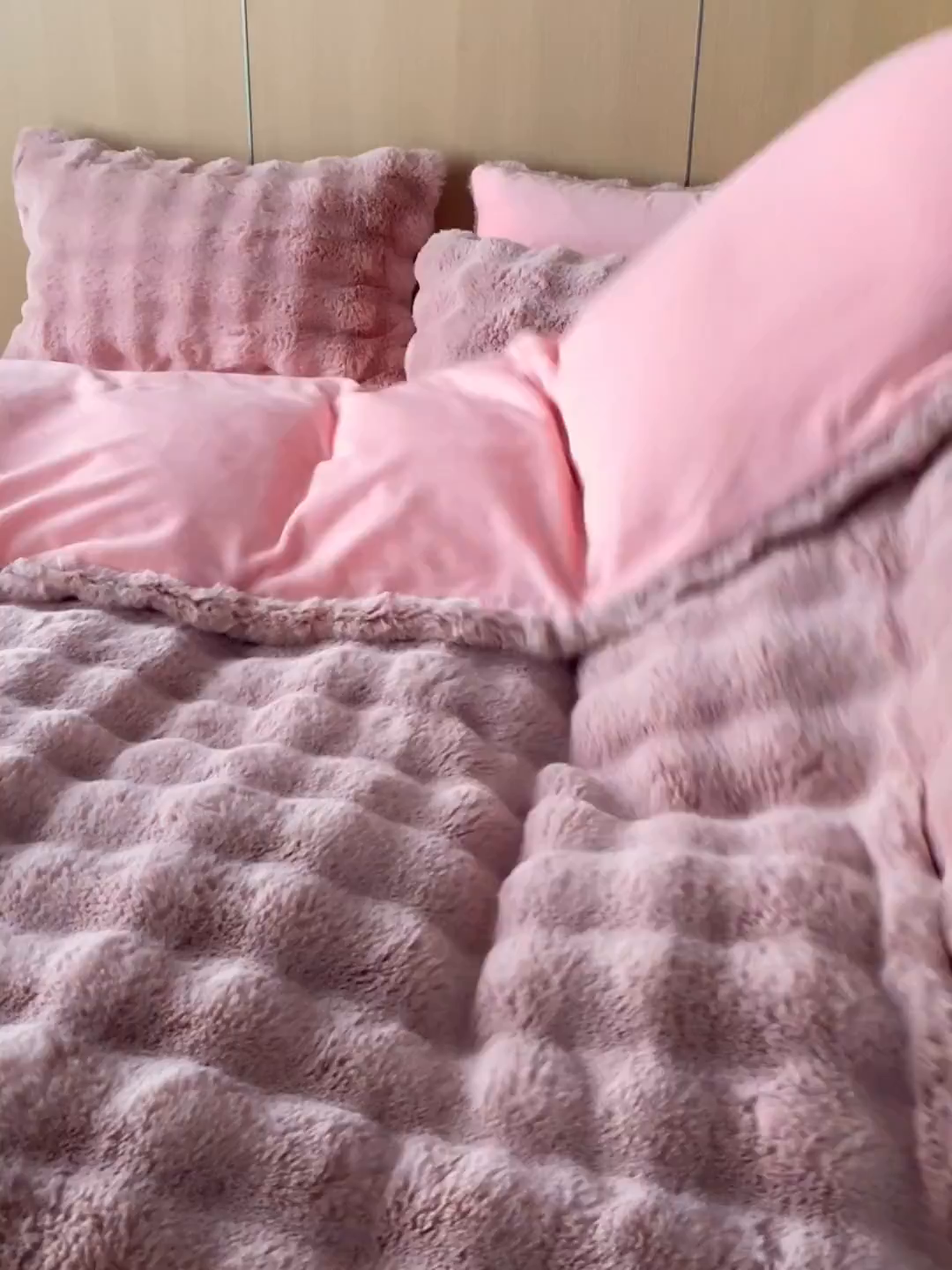 91家纺网 家纺一手货源 找家纺 眠博士 2025新款兔兔牛奶绒加厚保暖四件套 兔兔绒-泡泡粉