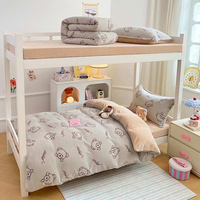 91家纺网 家纺一手货源 找家纺 锦润家纺 2025新款亲肤舒适牛奶绒三件套学生三件套上下铺三件套宿舍三件套 可爱熊