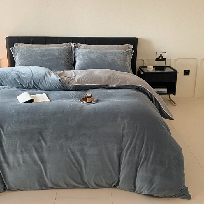 91家纺网 家纺一手货源 找家纺 ONE TWO ONE 121 【婴儿绒四件套】2025新款毛毯被子四件套单件床单被套床笠珊瑚绒牛奶绒冬被法兰绒兔毛绒滚绳款 双拼款-神秘灰浅灰