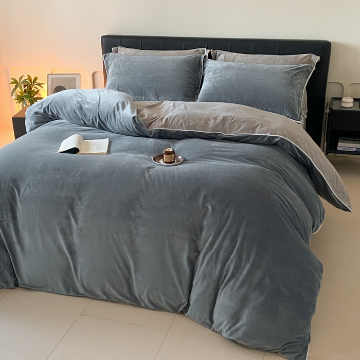 91家纺网 家纺一手货源 找家纺 ONE TWO ONE 121 【婴儿绒四件套】2025新款毛毯被子四件套单件床单被套床笠珊瑚绒牛奶绒冬被法兰绒兔毛绒滚绳款 双拼款-神秘灰浅灰