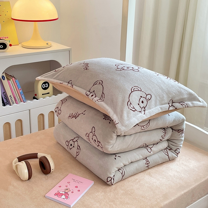 91家纺网 家纺一手货源 找家纺 锦润家纺 2025新款亲肤舒适牛奶绒三件套学生三件套上下铺三件套宿舍三件套 可爱熊