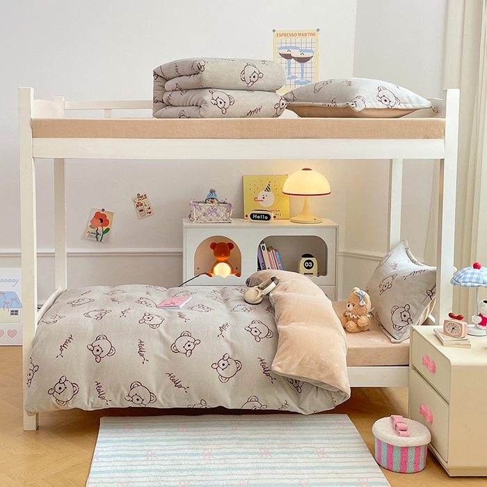 91家纺网 家纺一手货源 找家纺 锦润家纺 2025新款亲肤舒适牛奶绒三件套学生三件套上下铺三件套宿舍三件套 可爱熊