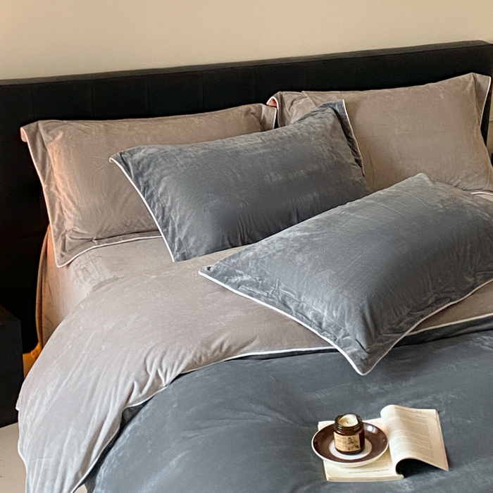 91家纺网 家纺一手货源 找家纺 ONE TWO ONE 121 【婴儿绒四件套】2025新款毛毯被子四件套单件床单被套床笠珊瑚绒牛奶绒冬被法兰绒兔毛绒滚绳款 双拼款-神秘灰浅灰