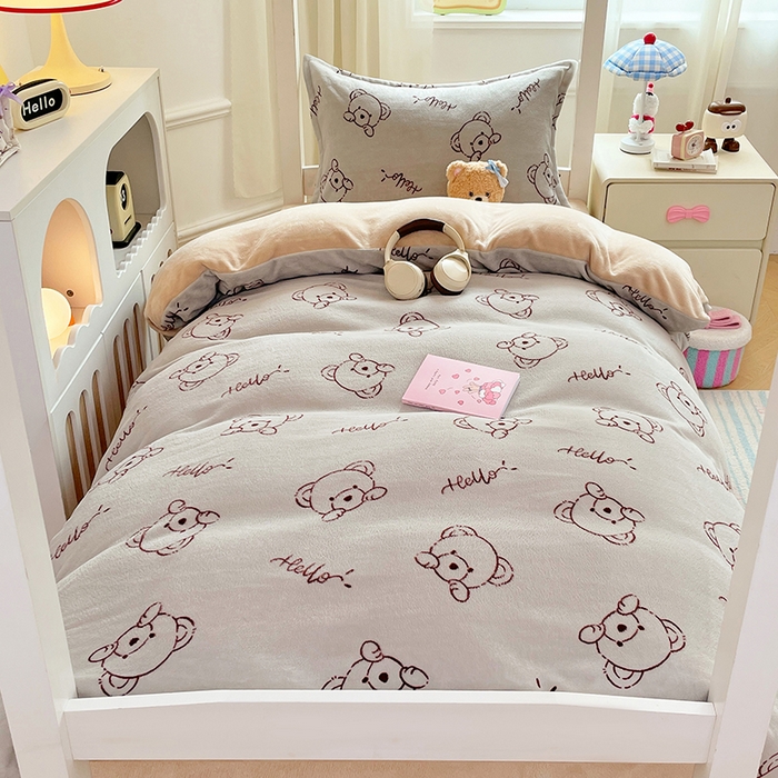 91家纺网 家纺一手货源 找家纺 锦润家纺 2025新款亲肤舒适牛奶绒三件套学生三件套上下铺三件套宿舍三件套 可爱熊