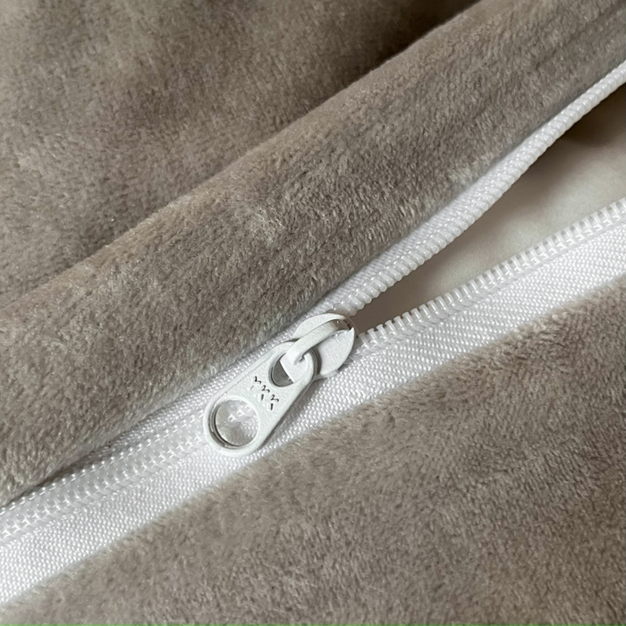 91家纺网 家纺一手货源 找家纺 ONE TWO ONE 121 【婴儿绒四件套】2025新款毛毯被子四件套单件床单被套床笠珊瑚绒牛奶绒冬被法兰绒兔毛绒滚绳款 双拼款-神秘灰浅灰