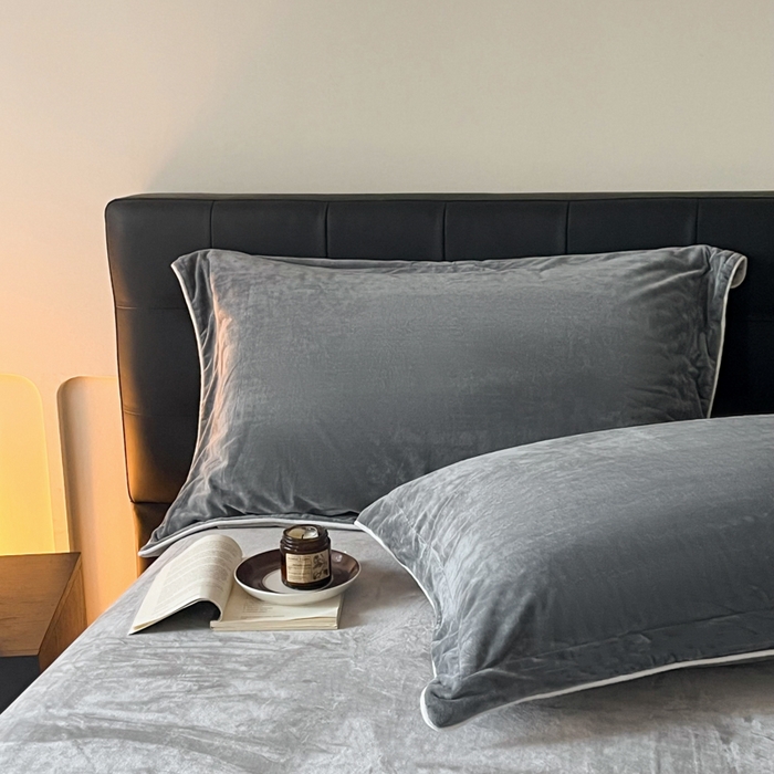 91家纺网 家纺一手货源 找家纺 ONE TWO ONE 121 【婴儿绒四件套】2025新款毛毯被子四件套单件床单被套床笠珊瑚绒牛奶绒冬被法兰绒兔毛绒滚绳款 双拼款-神秘灰浅灰