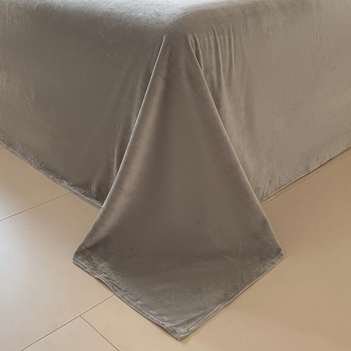 91家纺网 家纺一手货源 找家纺 ONE TWO ONE 121 【婴儿绒四件套】2025新款毛毯被子四件套单件床单被套床笠珊瑚绒牛奶绒冬被法兰绒兔毛绒滚绳款 双拼款-神秘灰浅灰