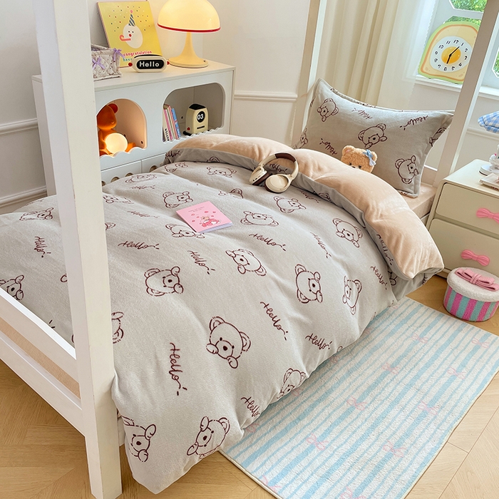 91家纺网 家纺一手货源 找家纺 锦润家纺 2025新款亲肤舒适牛奶绒三件套学生三件套上下铺三件套宿舍三件套 可爱熊