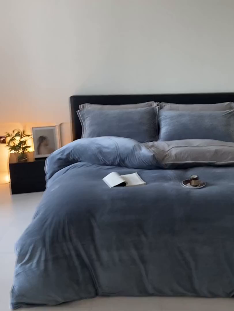 91家纺网 家纺一手货源 找家纺 ONE TWO ONE 121 【婴儿绒四件套】2025新款毛毯被子四件套单件床单被套床笠珊瑚绒牛奶绒冬被法兰绒兔毛绒滚绳款 双拼款-神秘灰浅灰