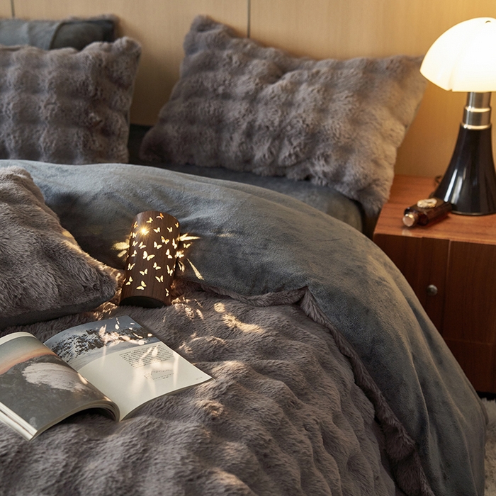 91家纺网 家纺一手货源 找家纺 眠博士 2025新款兔兔牛奶绒加厚保暖四件套 兔兔绒-泡泡灰