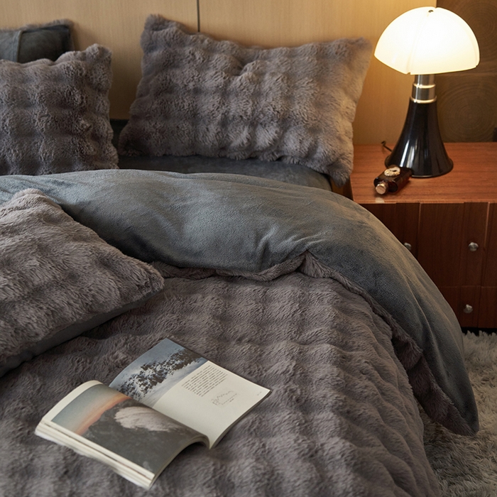 91家纺网 家纺一手货源 找家纺 眠博士 2025新款兔兔牛奶绒加厚保暖四件套 兔兔绒-泡泡灰