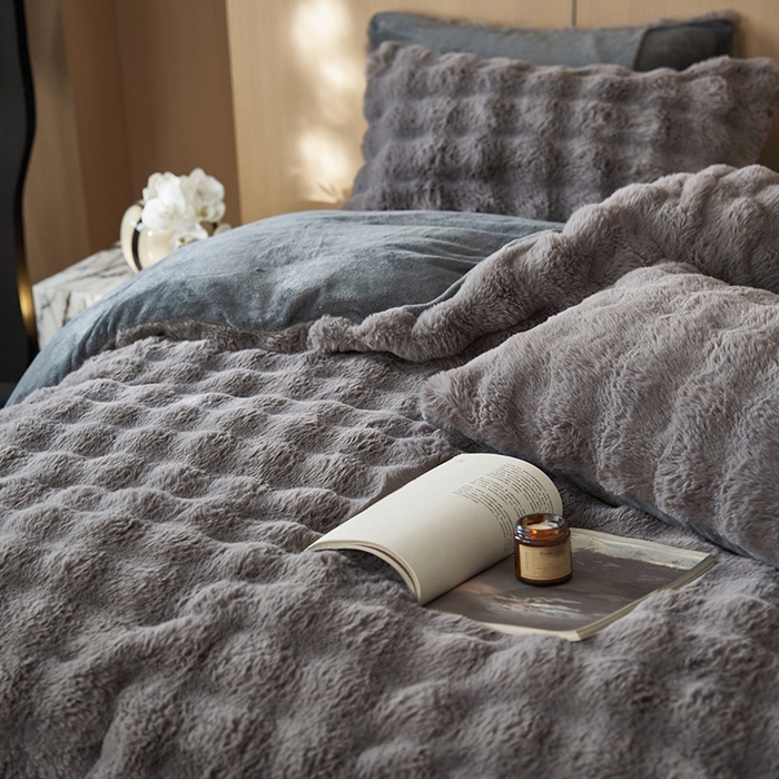 91家纺网 家纺一手货源 找家纺 眠博士 2025新款兔兔牛奶绒加厚保暖四件套 兔兔绒-泡泡灰