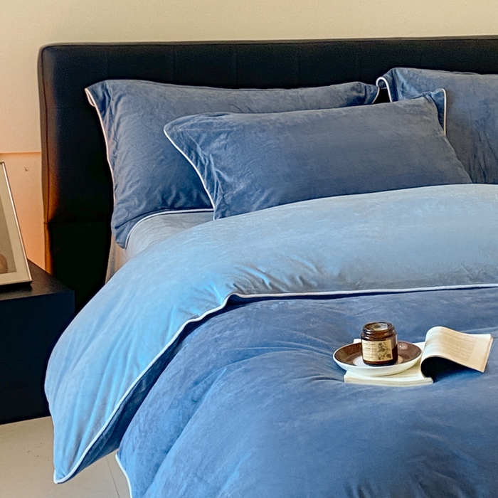 91家纺网 家纺一手货源 找家纺 ONE TWO ONE 121 【婴儿绒四件套】2025新款毛毯被子四件套单件床单被套床笠珊瑚绒牛奶绒冬被法兰绒兔毛绒滚绳款 双拼款-雾蓝浅蓝