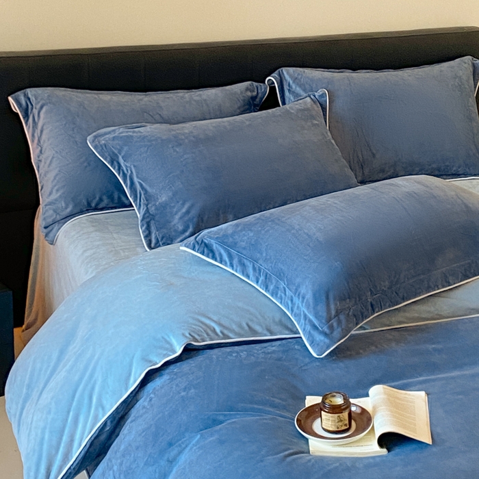 91家纺网 家纺一手货源 找家纺 ONE TWO ONE 121 【婴儿绒四件套】2025新款毛毯被子四件套单件床单被套床笠珊瑚绒牛奶绒冬被法兰绒兔毛绒滚绳款 双拼款-雾蓝浅蓝