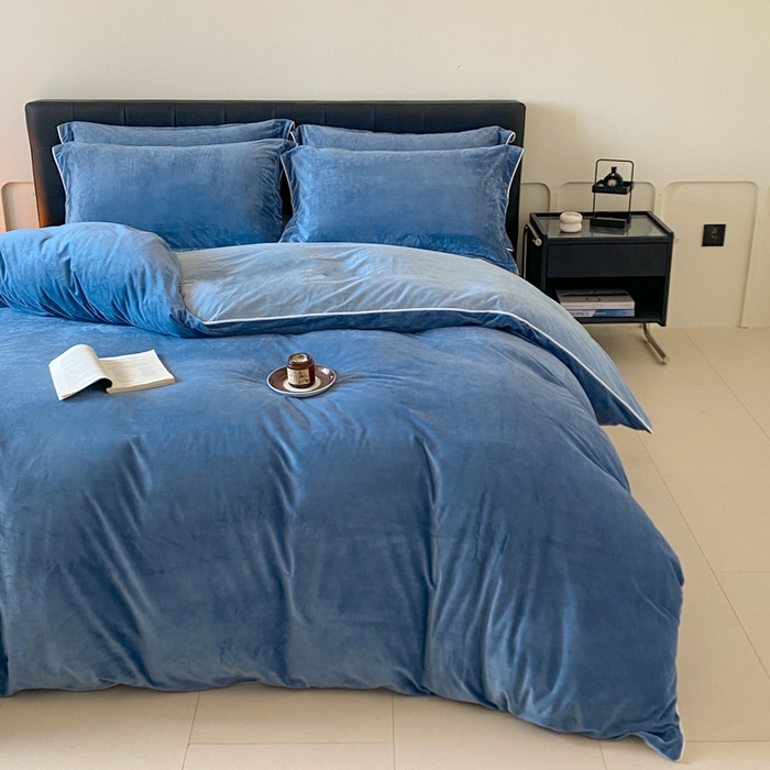 91家纺网 家纺一手货源 找家纺 ONE TWO ONE 121 【婴儿绒四件套】2025新款毛毯被子四件套单件床单被套床笠珊瑚绒牛奶绒冬被法兰绒兔毛绒滚绳款 双拼款-雾蓝浅蓝