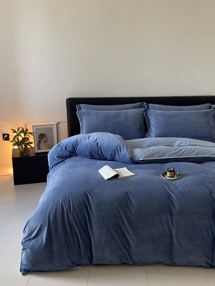 91家纺网 家纺一手货源 找家纺 ONE TWO ONE 121 【婴儿绒四件套】2025新款毛毯被子四件套单件床单被套床笠珊瑚绒牛奶绒冬被法兰绒兔毛绒滚绳款 双拼款-雾蓝浅蓝