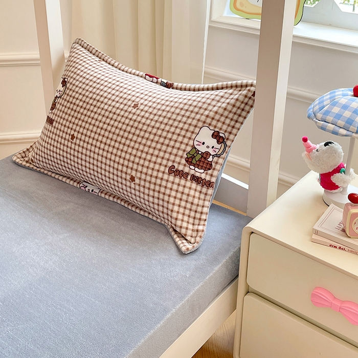 91家纺网 家纺一手货源 找家纺 锦润家纺 2025新款亲肤舒适牛奶绒三件套学生三件套上下铺三件套宿舍三件套 萝莉猫